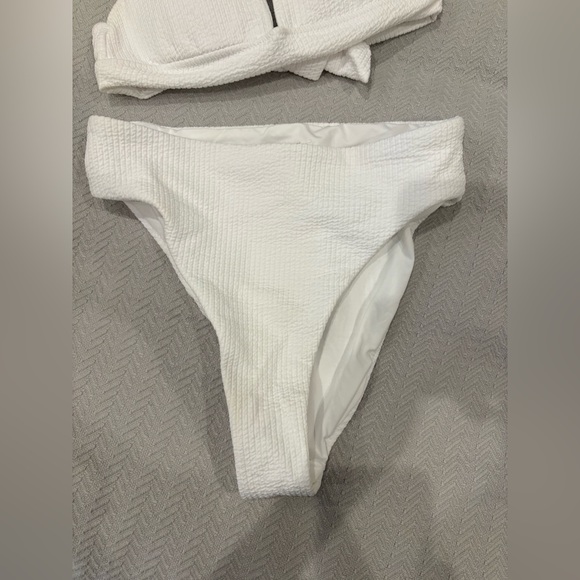 NWOT 🎁 BECCA White Textured Bikini Set - Picture 7 of 9
